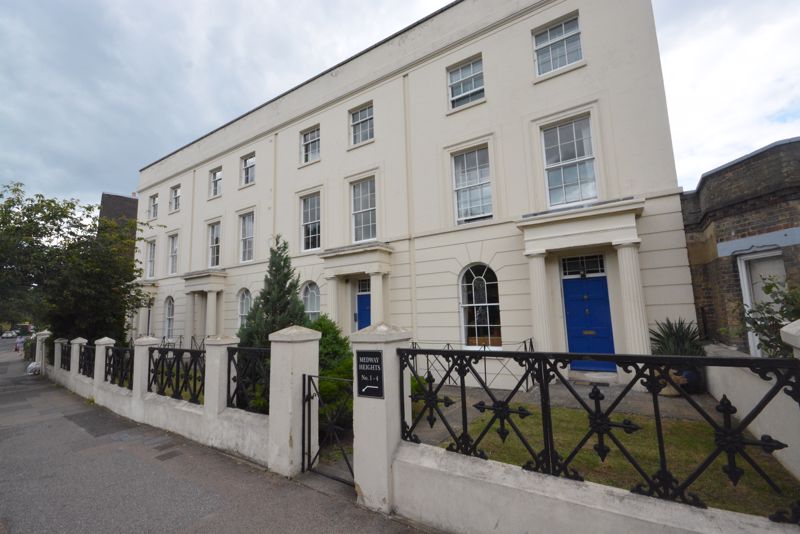 1 bed flat for sale in Medway Heights, Chatham  - Property Image 1