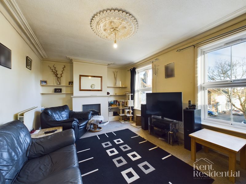 2 bed house for sale in Glanville Road, Rochester  - Property Image 2