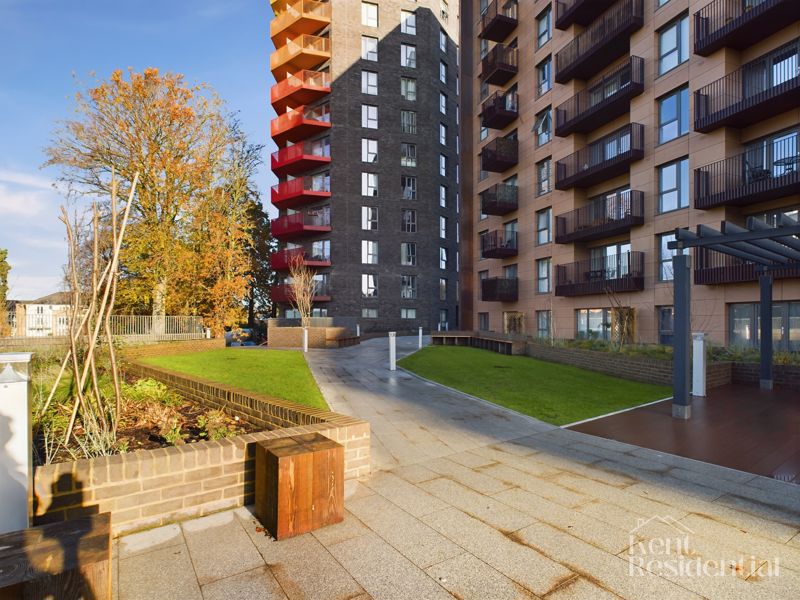 2 bed flat for sale in Claribel Court, Maidstone - Property Image 1