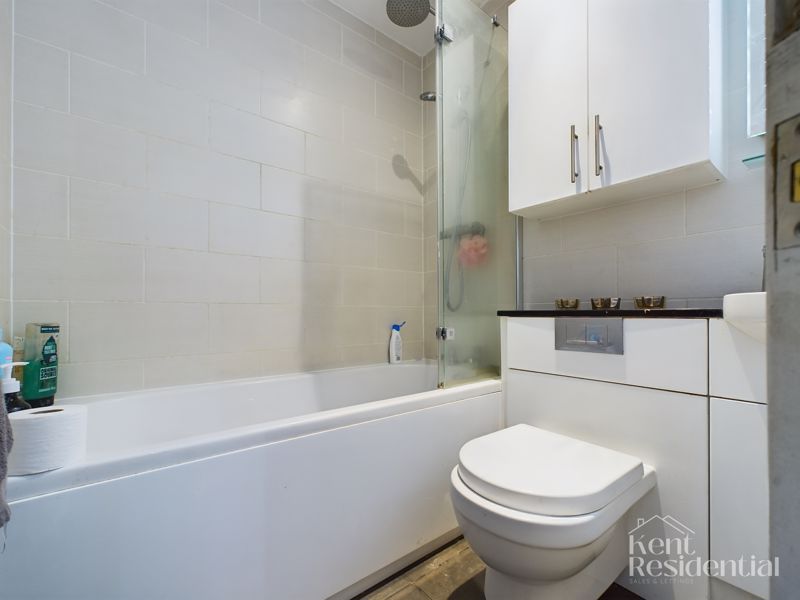 2 bed flat for sale in Valetta Way, Rochester  - Property Image 8