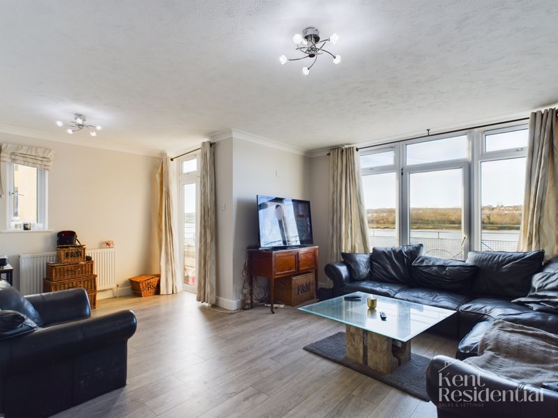 2 bed flat for sale in Valetta Way, Rochester  - Property Image 3