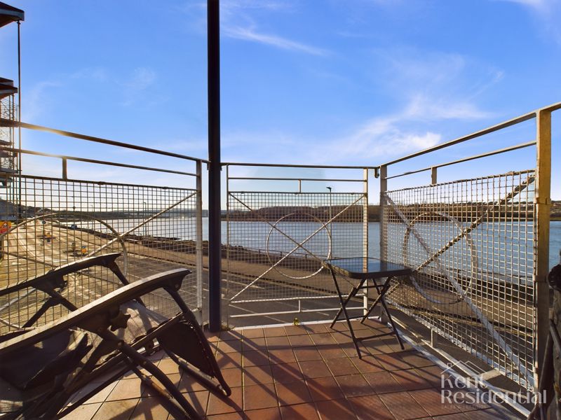 2 bed flat for sale in Valetta Way, Rochester  - Property Image 10