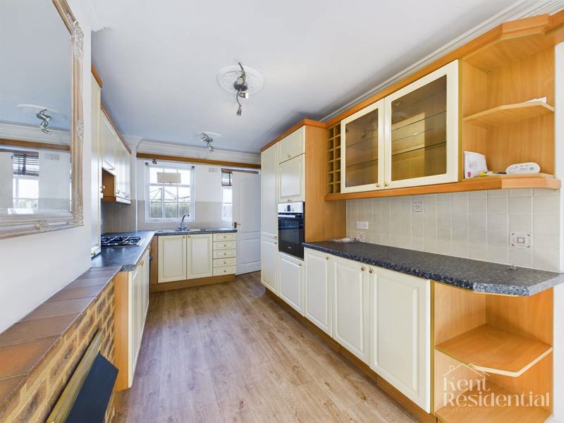 3 bed house to rent in East Row, Rochester - Property Image 1