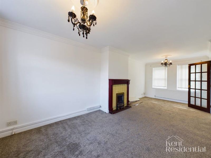 3 bed house to rent in East Row, Rochester  - Property Image 3