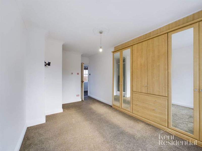 3 bed house to rent in East Row, Rochester  - Property Image 2