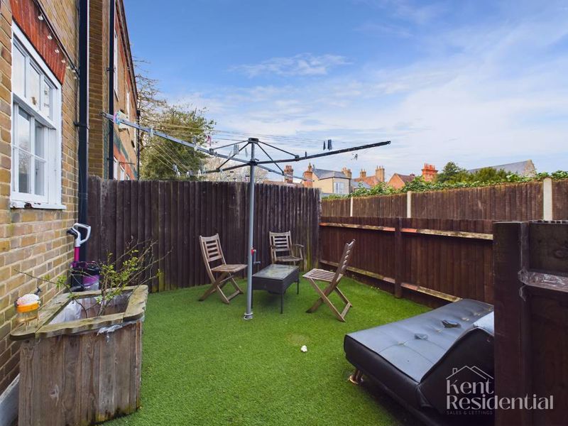 3 bed house to rent in East Row, Rochester  - Property Image 11