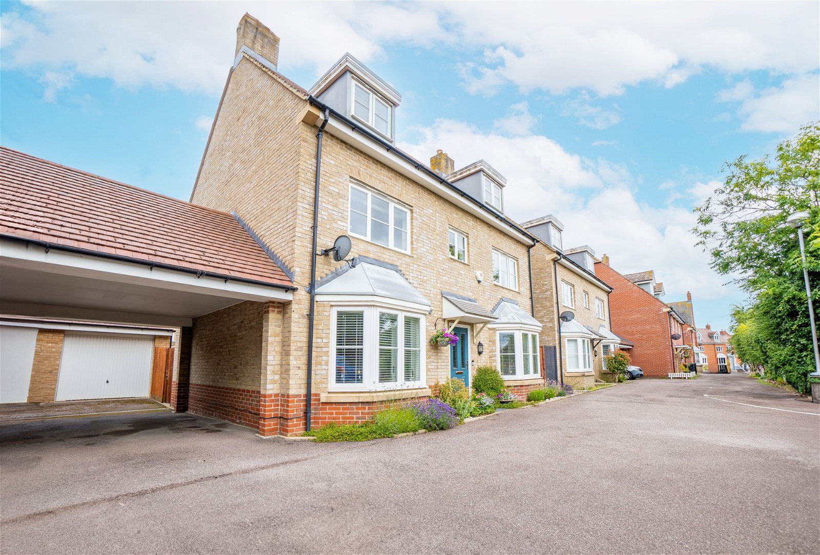 5 bed detached house for sale in Wagtail Gardens, Bedford  - Property Image 31