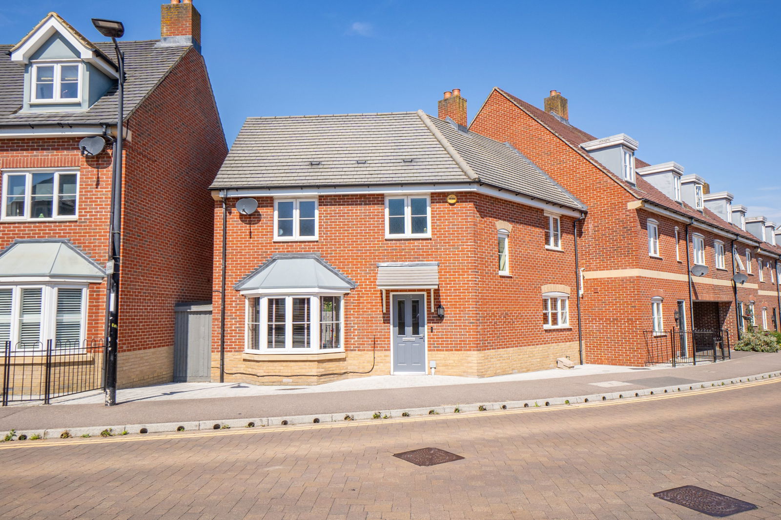 3 bed semi-detached house for sale in Brooklands Avenue, Bedford  - Property Image 1