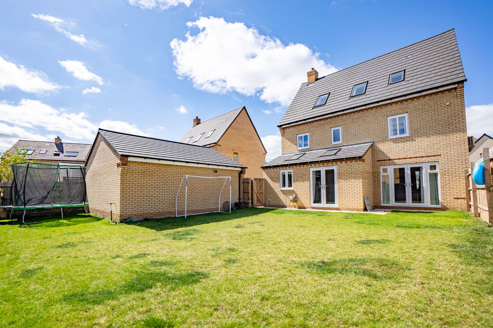 5 bed detached house for sale in Peregrine Way, Bedford  - Property Image 2