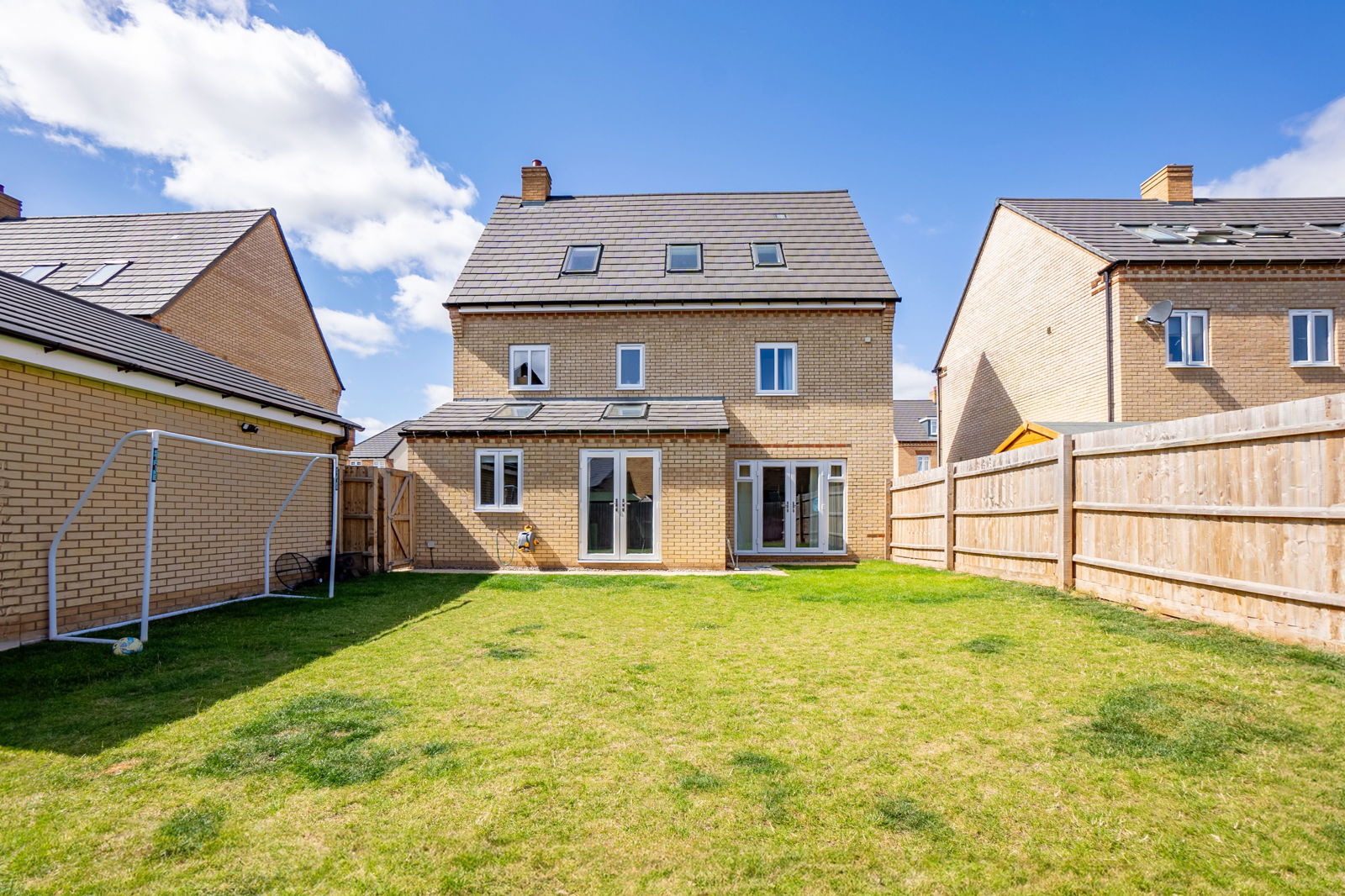 5 bed detached house for sale in Peregrine Way, Bedford  - Property Image 28