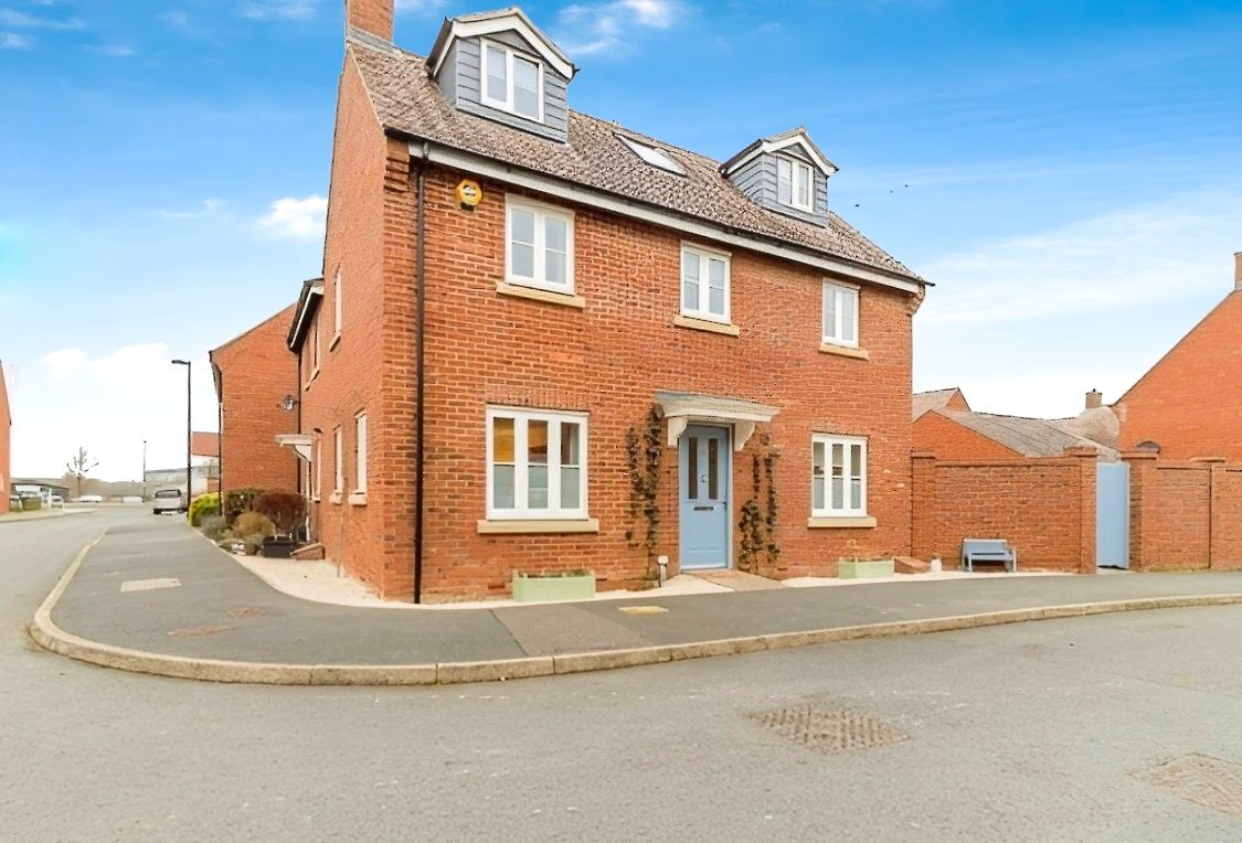 5 bed semi-detached house for sale in Swan Road, Bedford  - Property Image 1