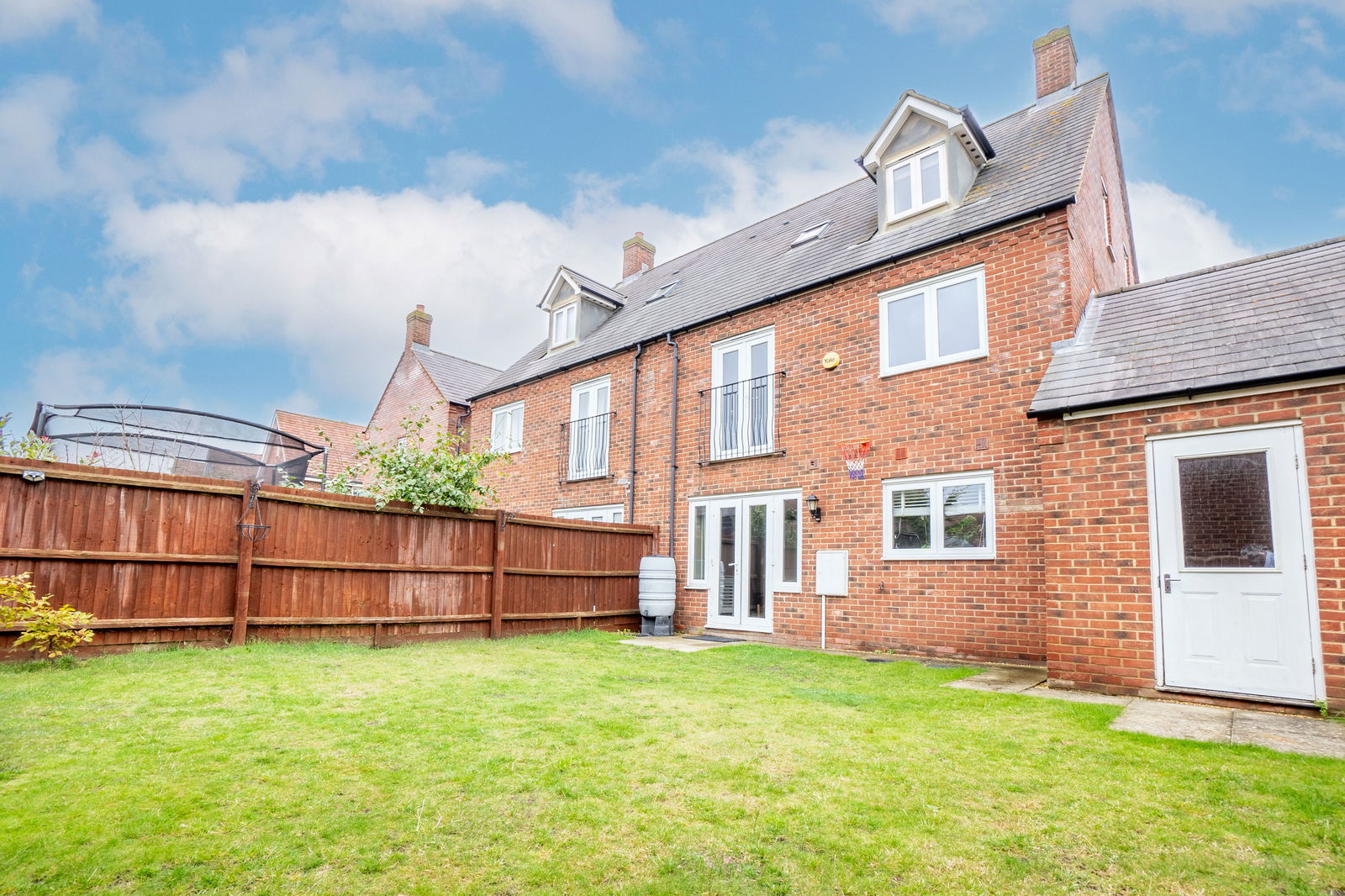 5 bed semi-detached house for sale in Kingfisher Road, Bedford  - Property Image 8