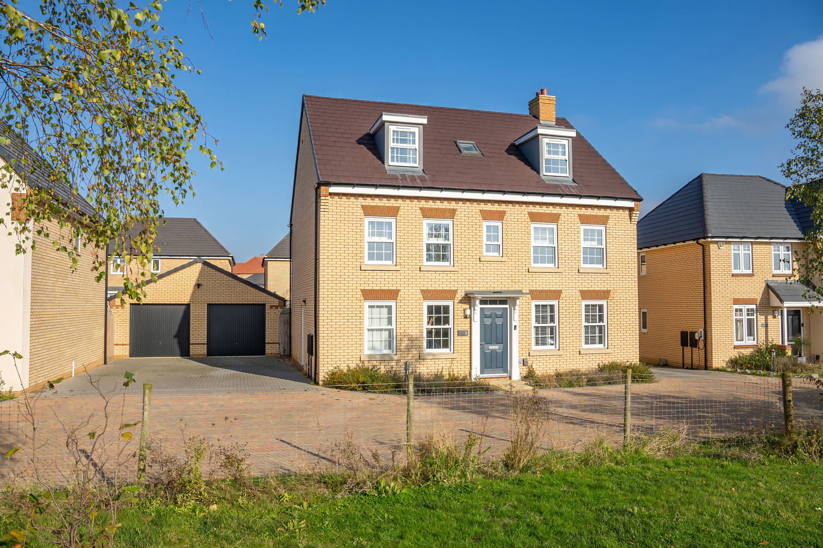 5 bed detached house for sale in Blackbird Close, Bedford  - Property Image 1