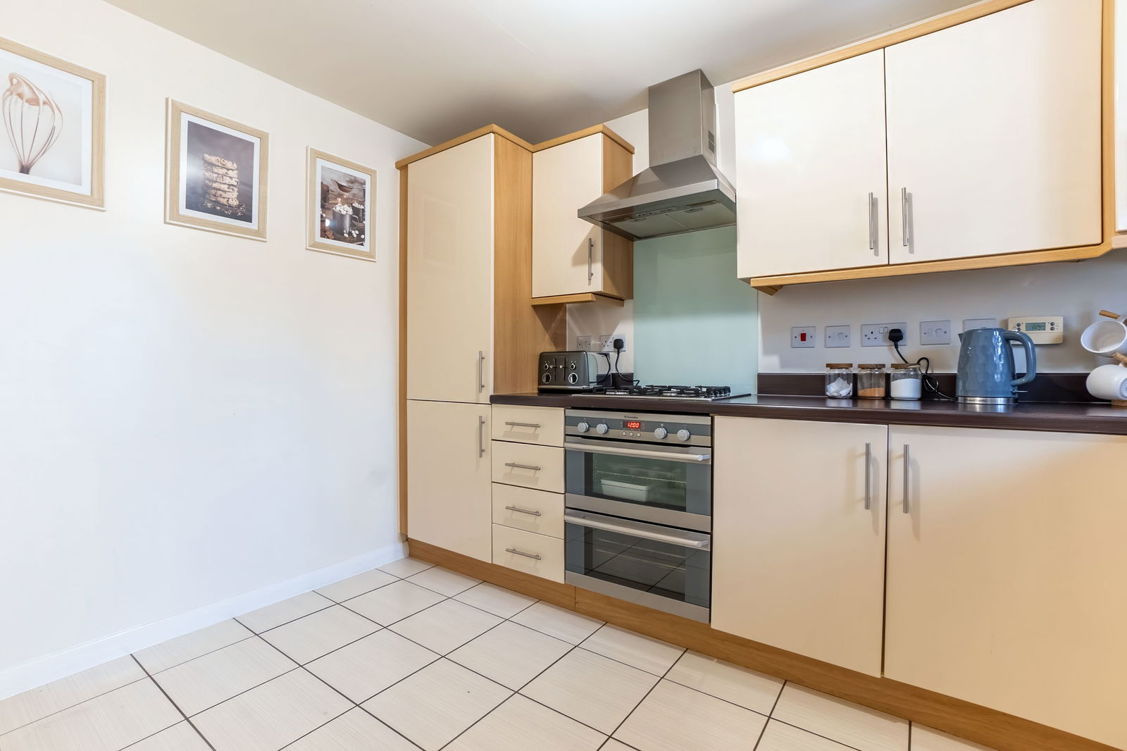 3 bed semi-detached house for sale in Fieldfare View, Bedford  - Property Image 6