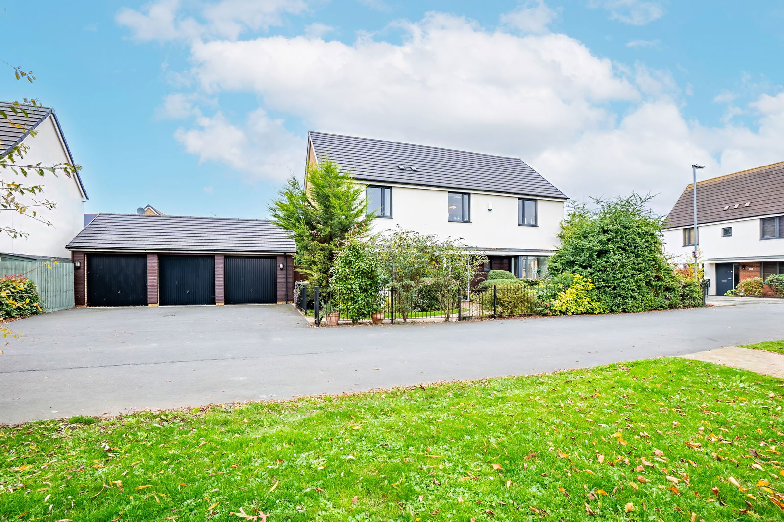 4 bed detached house for sale in Folkes Road, Bedford  - Property Image 2