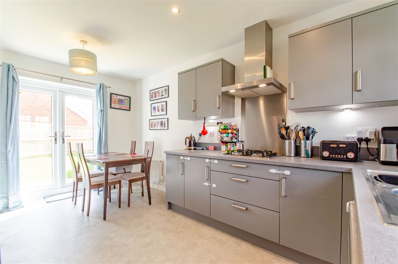 3 bed semi-detached house for sale in Oatlands Drive, Bedford  - Property Image 5