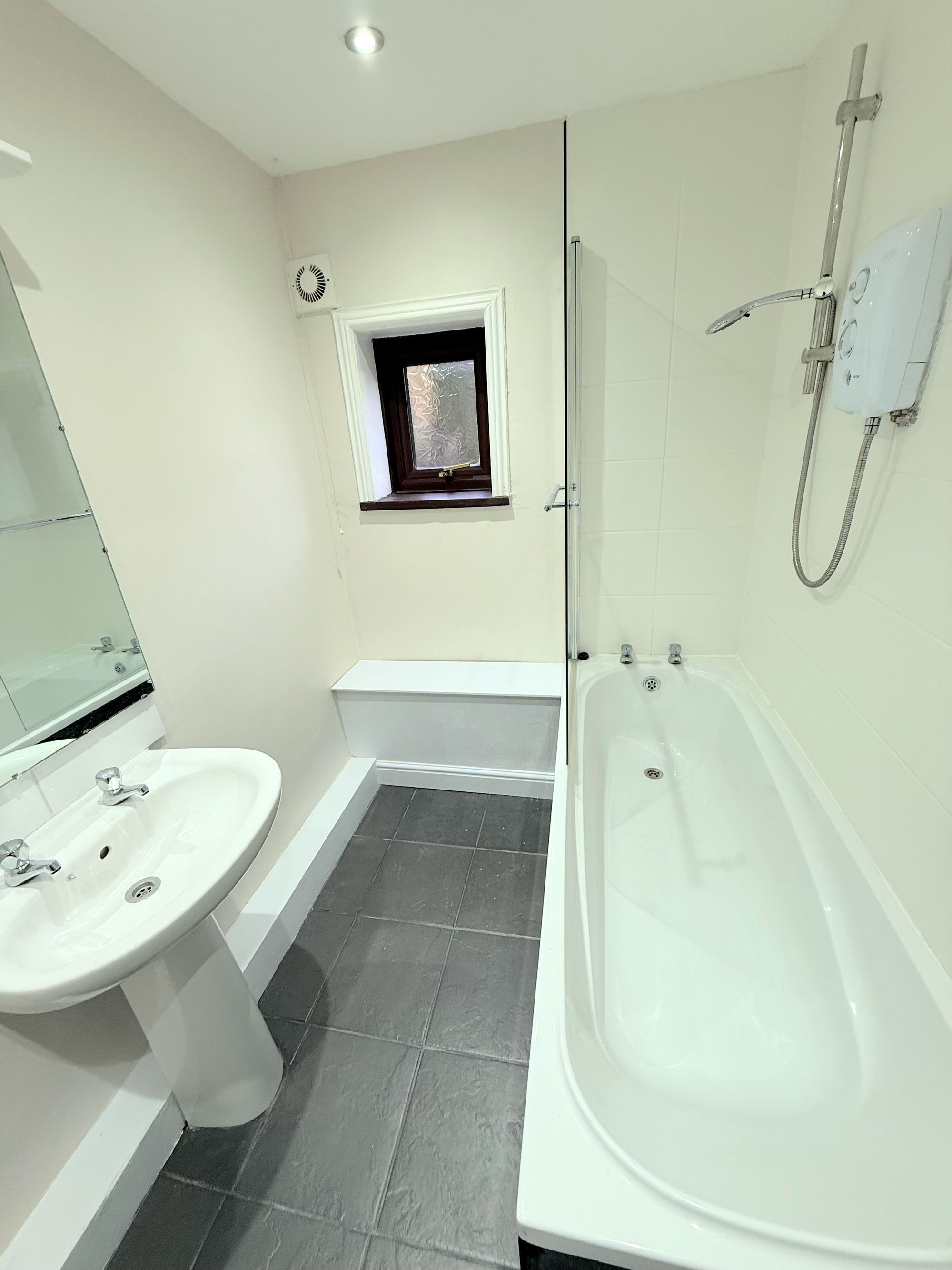 2 bed end of terrace house for sale in Woodlands Mount, Halifax  - Property Image 9