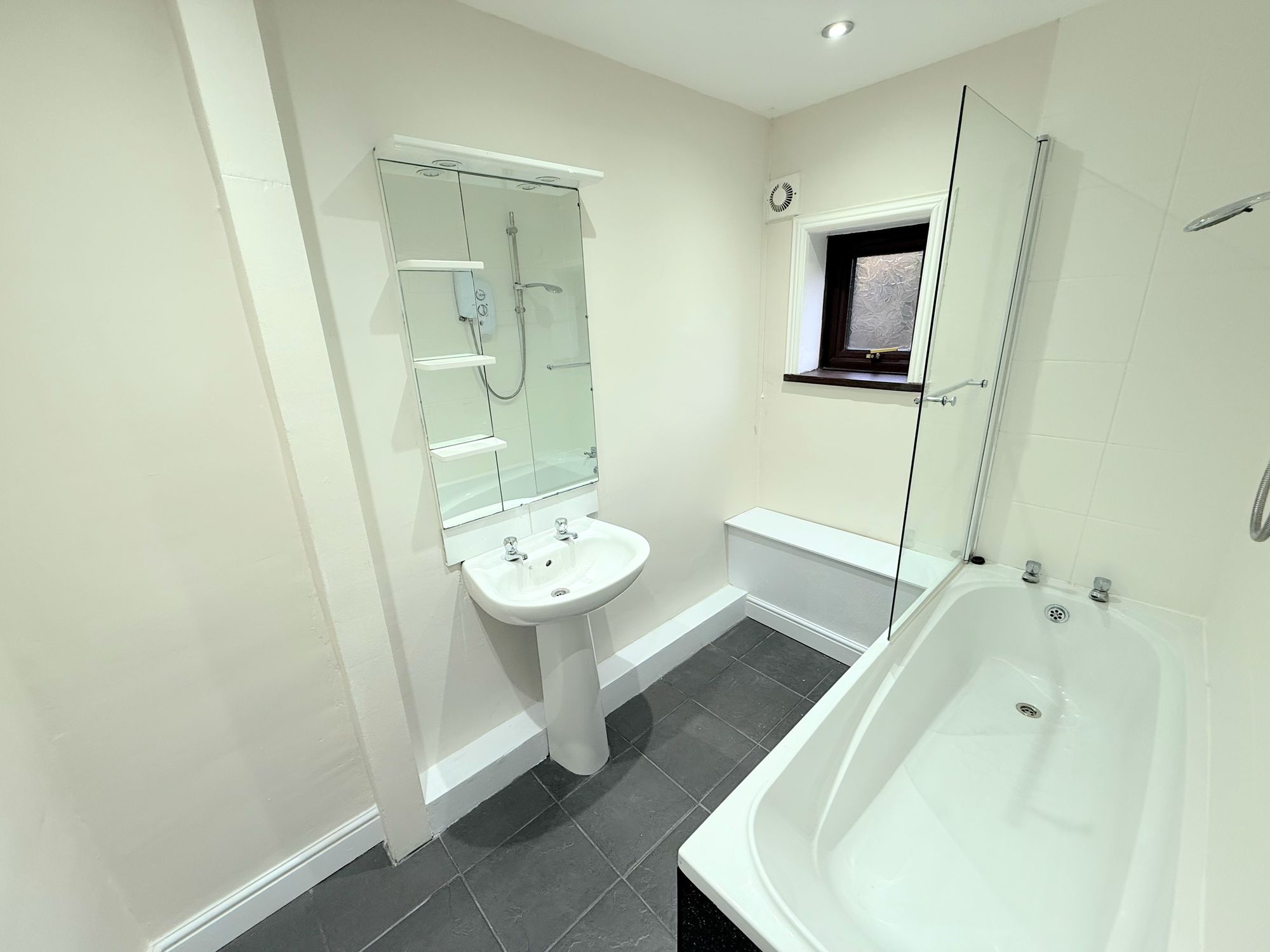 2 bed end of terrace house for sale in Woodlands Mount, Halifax  - Property Image 10