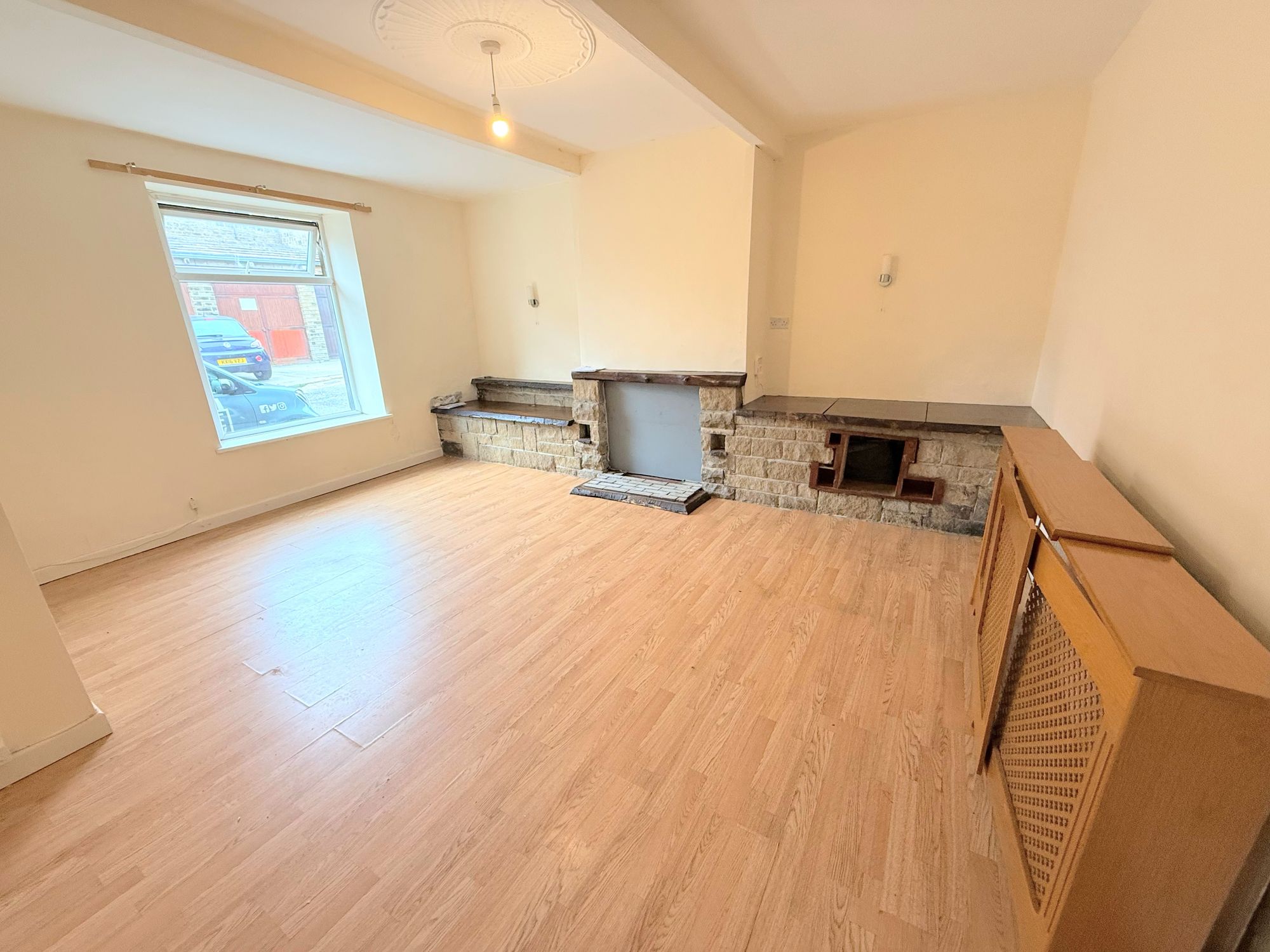 3 bed mid-terraced house for sale in Beech Street, Halifax 1