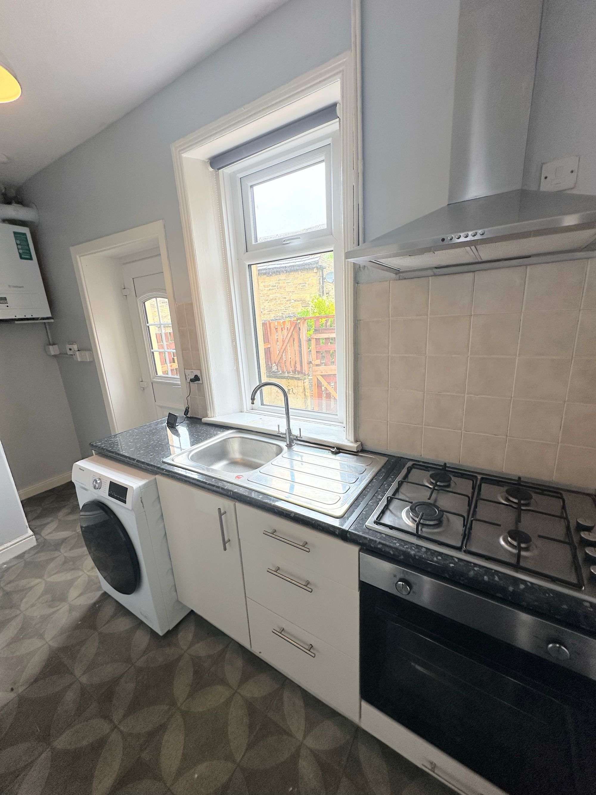 3 bed mid-terraced house to rent in Gladstone View, Halifax 4