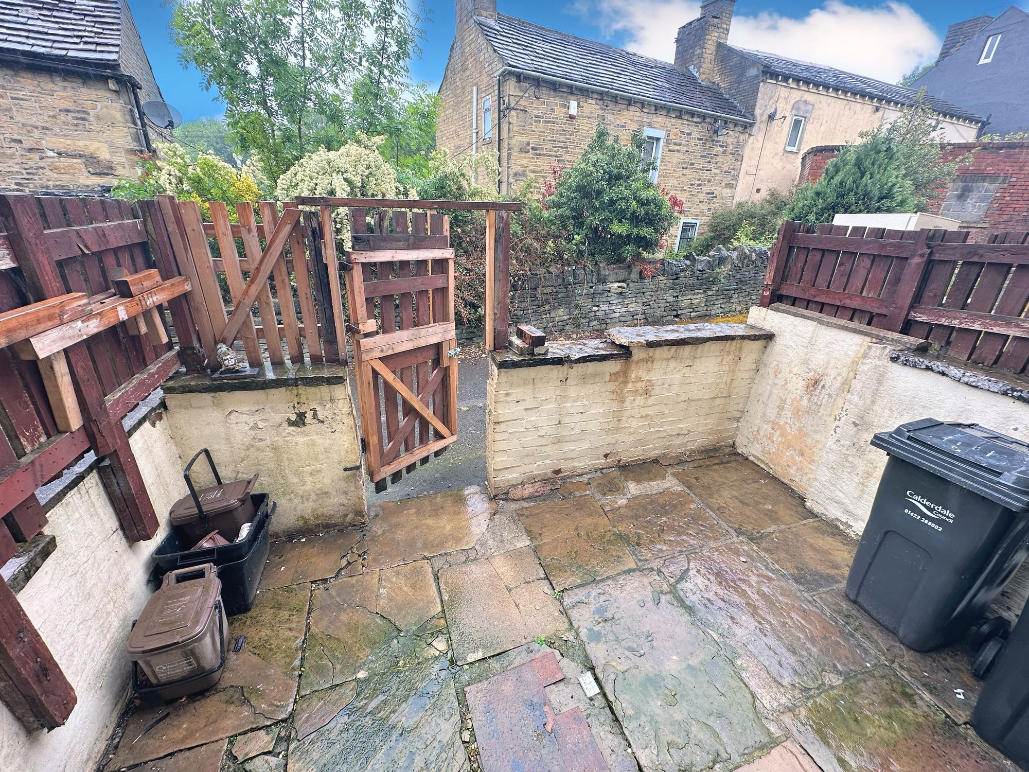 3 bed mid-terraced house to rent in Gladstone View, Halifax 3