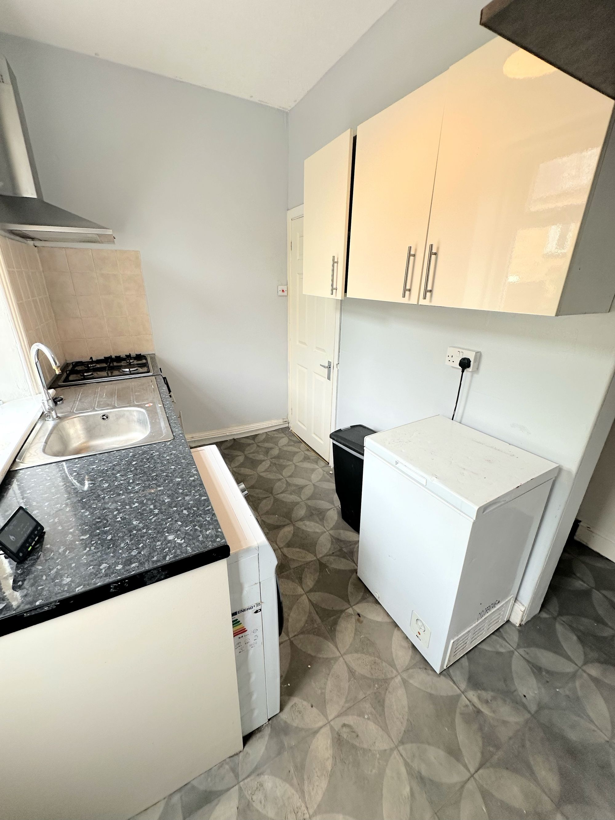 3 bed mid-terraced house to rent in Gladstone View, Halifax 5