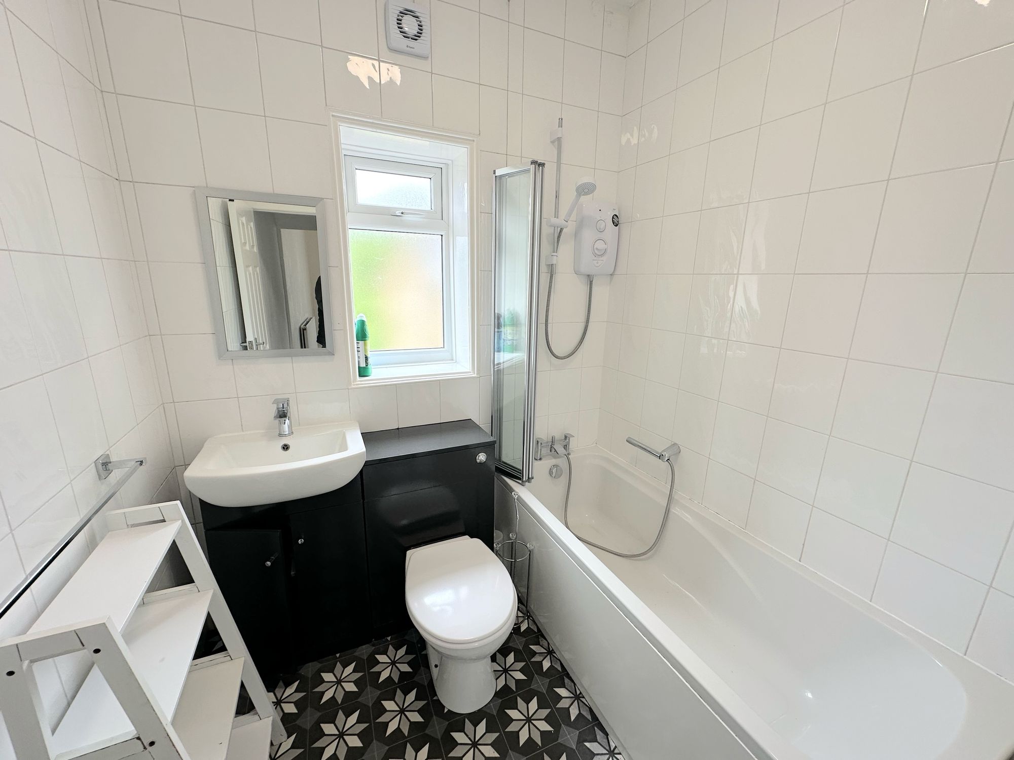 3 bed mid-terraced house to rent in Gladstone View, Halifax 8