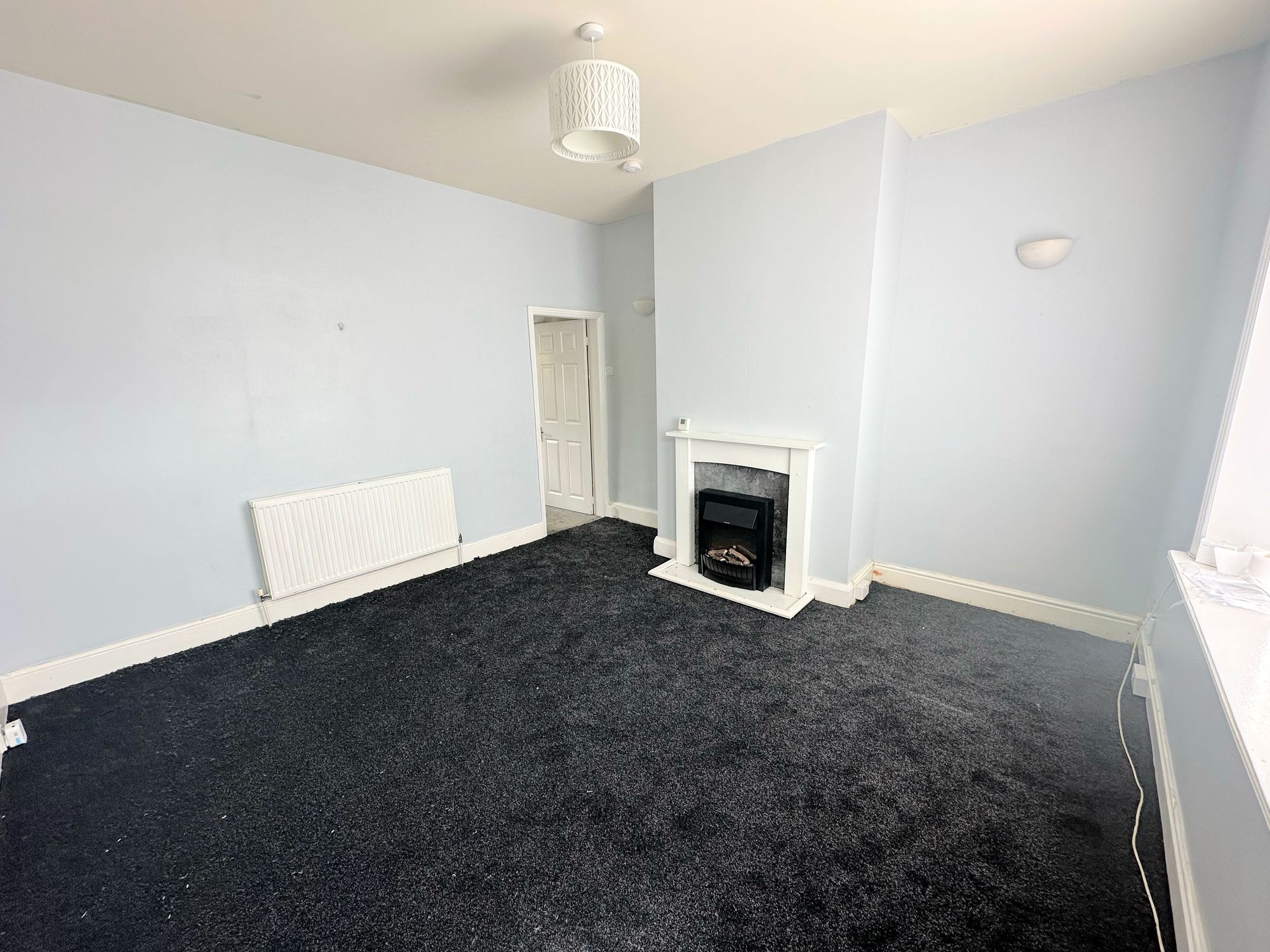 3 bed mid-terraced house to rent in Gladstone View, Halifax 1