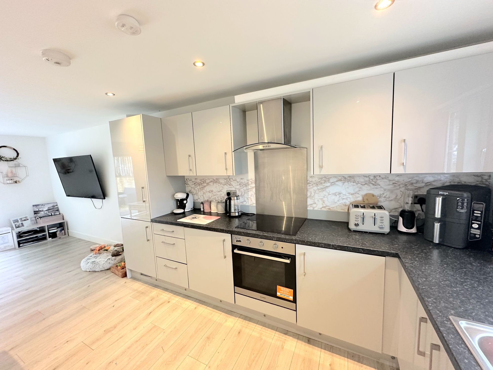 3 bed end of terrace house for sale in Woodlands Road, Halifax  - Property Image 9