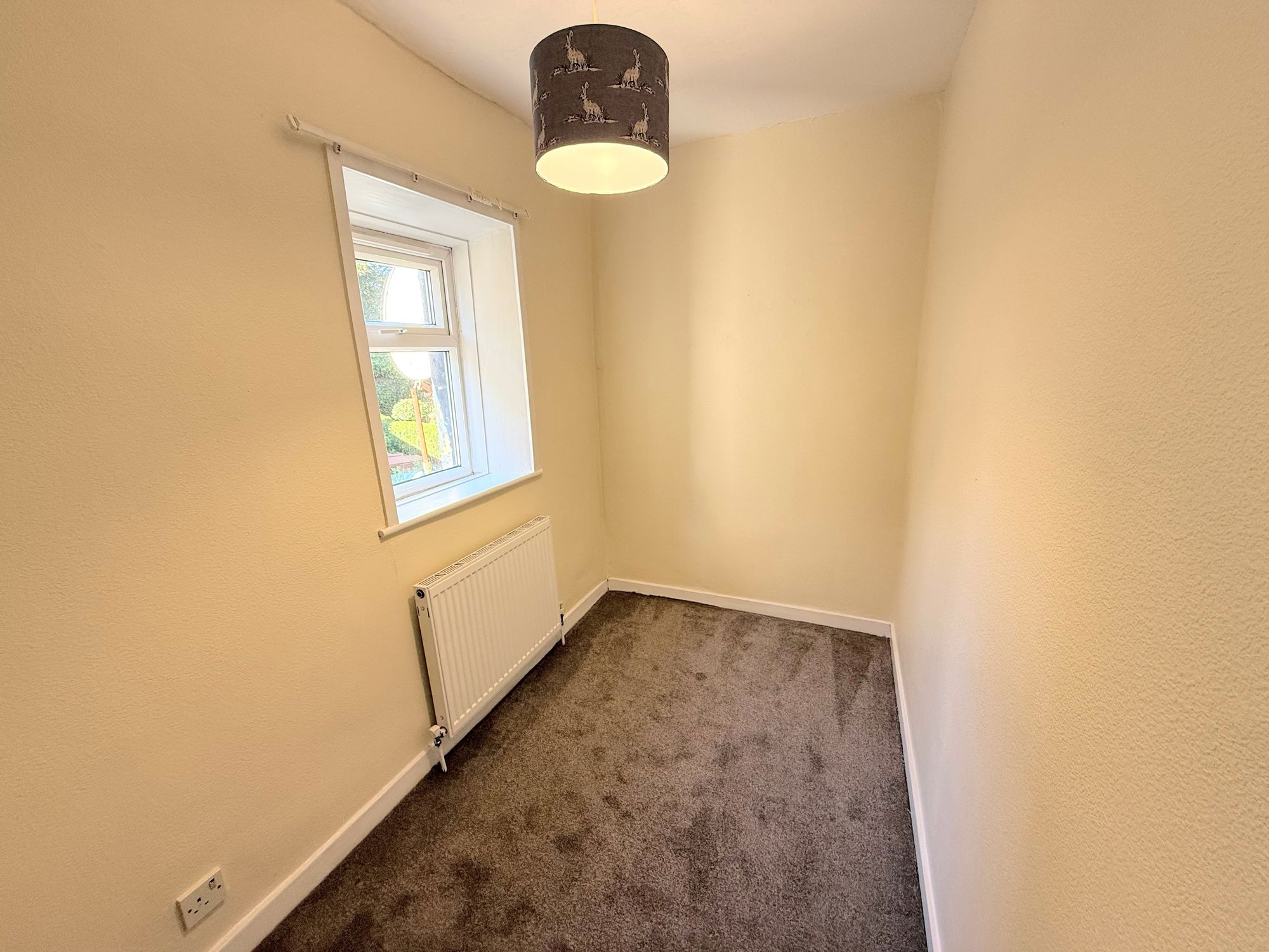 2 bed mid-terraced house to rent in Sunny Dale, Bradford 8