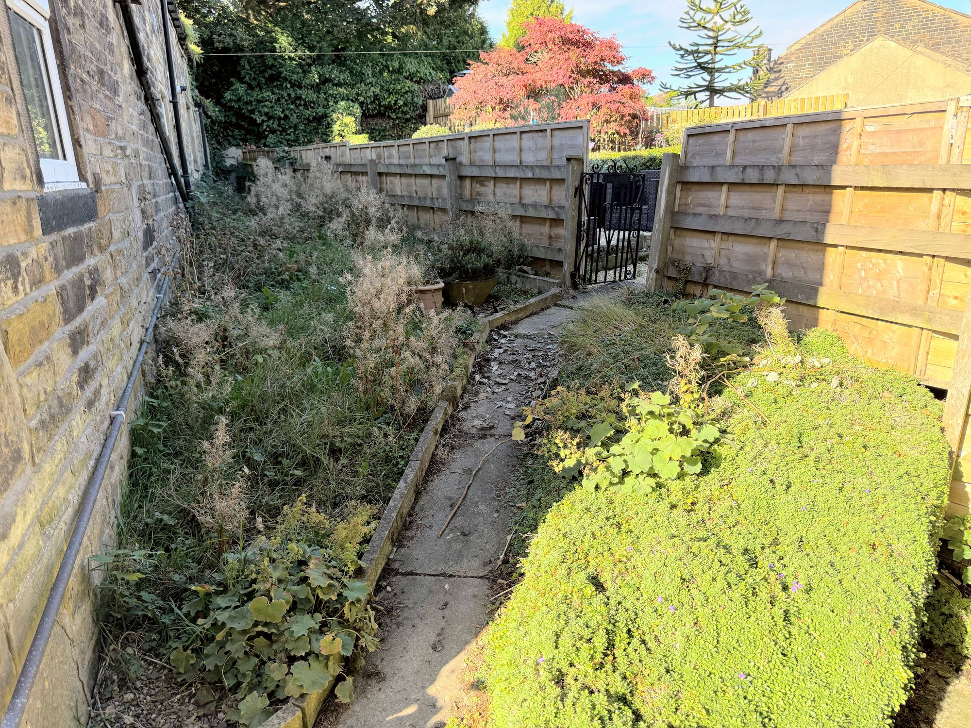 2 bed mid-terraced house to rent in Sunny Dale, Bradford 9