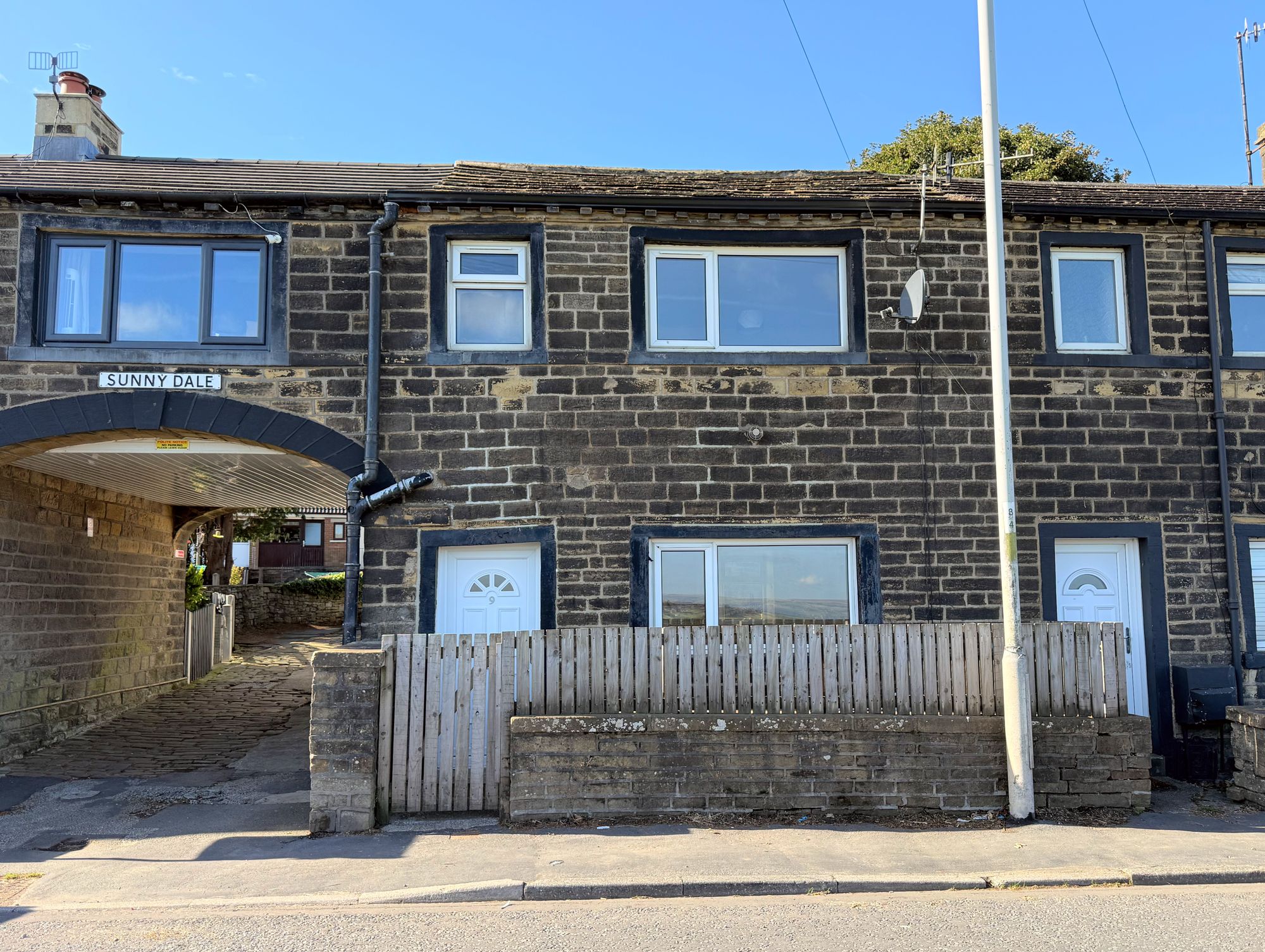 2 bed mid-terraced house to rent in Sunny Dale, Bradford - Property Image 1