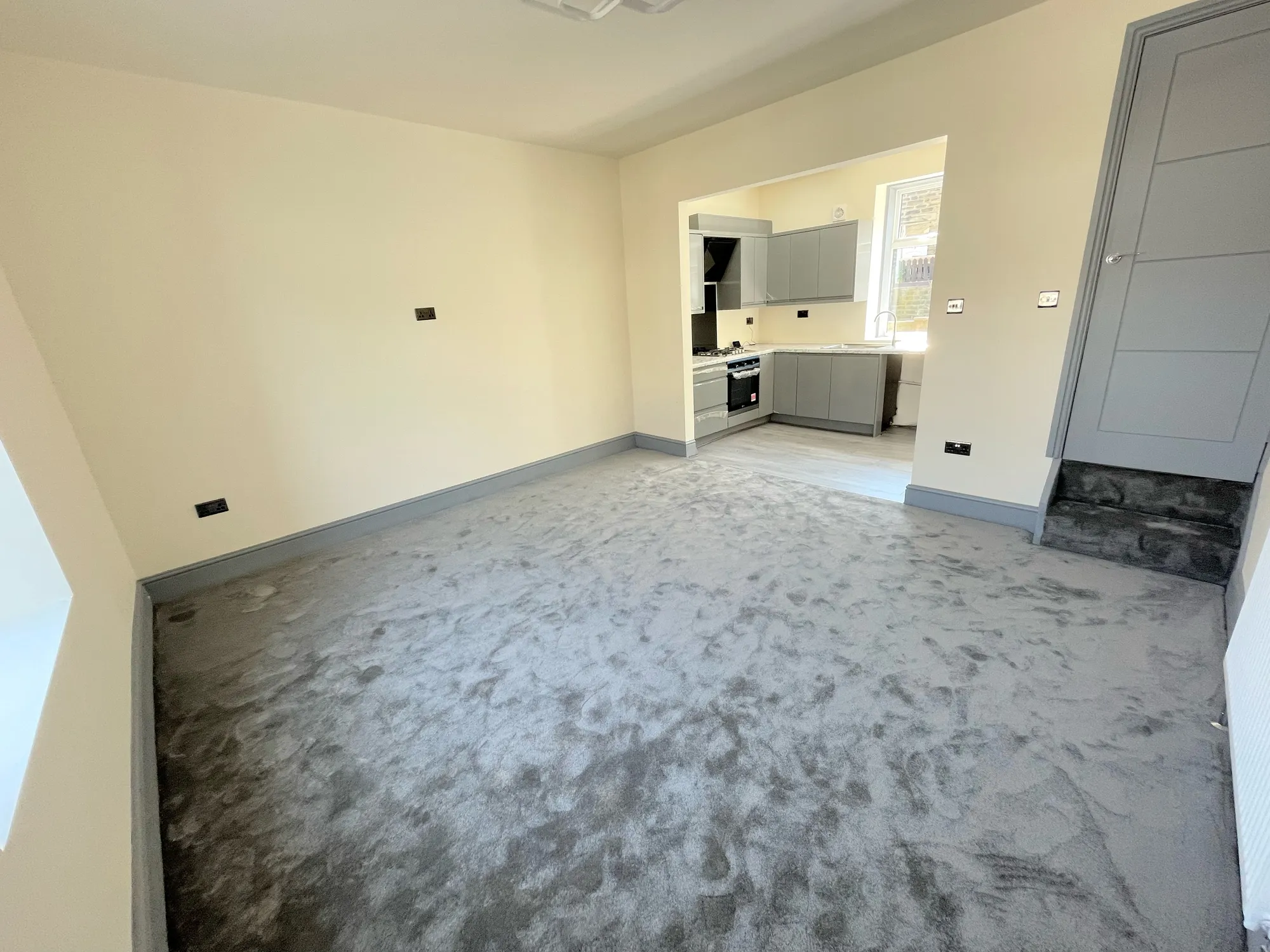 4 bed mid-terraced house for sale in Chestnut Street, Halifax - Property Image 1