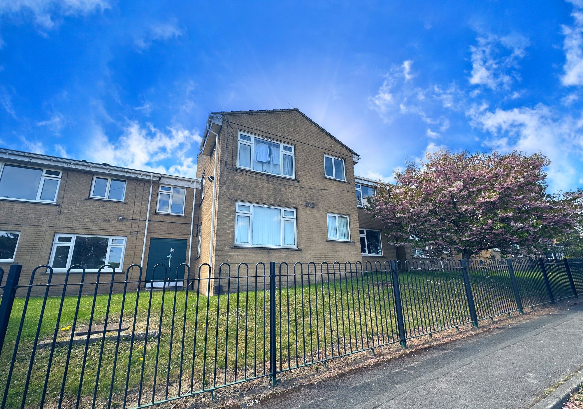 2 bed flat for sale in Cumberland Close, Halifax  - Property Image 1