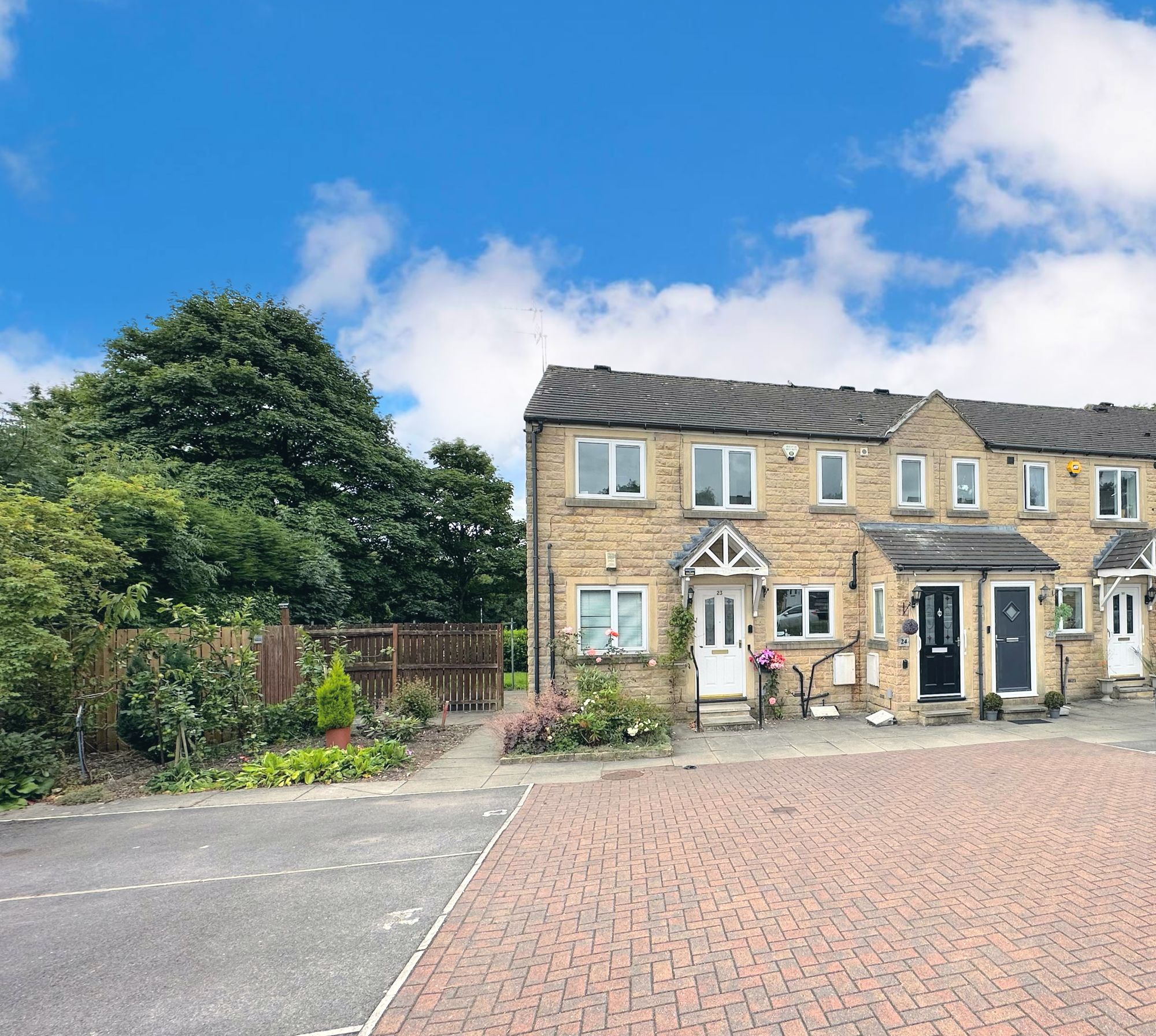 2 bed apartment for sale in Field Close, Halifax  - Property Image 5