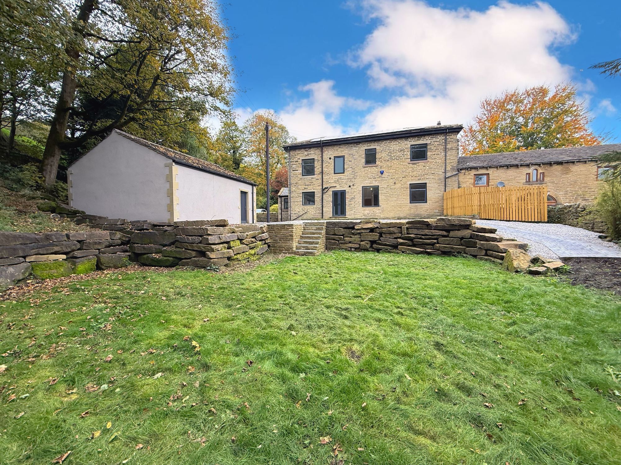 4 bed house for sale in Ovenden Wood, Halifax  - Property Image 1