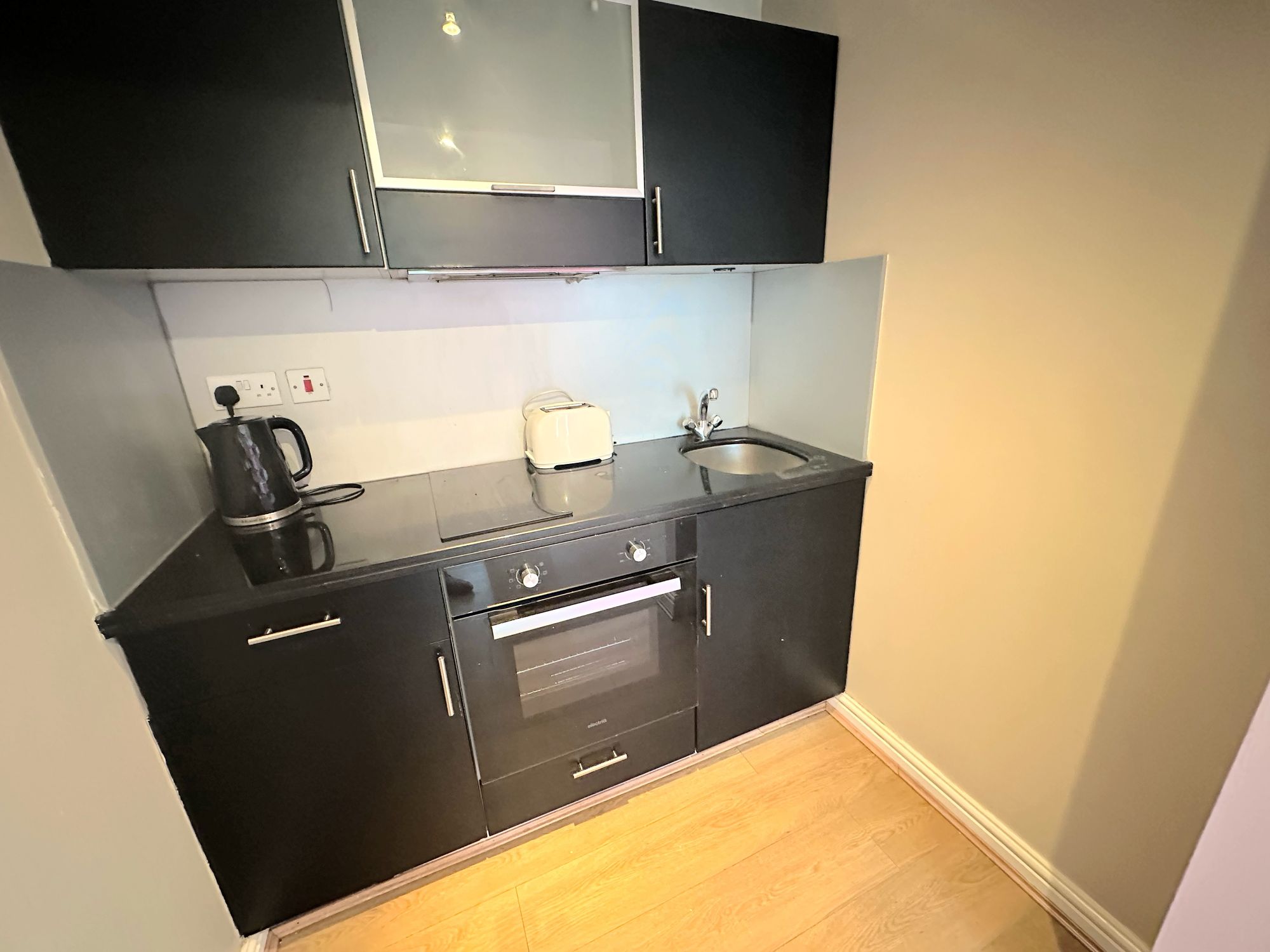 2 bed flat to rent in Weavers Brook, Halifax 1