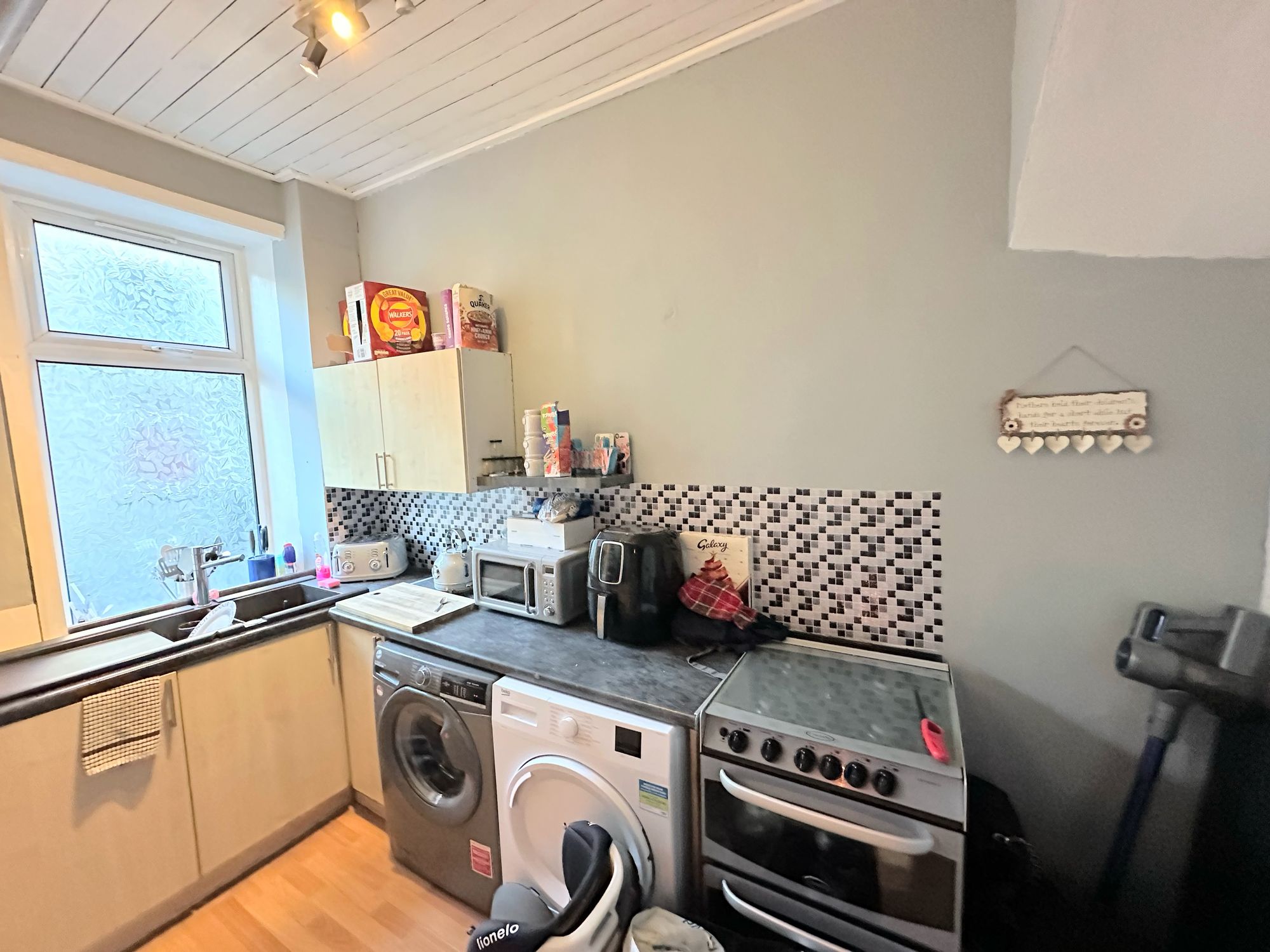 3 bed end of terrace house for sale in Byron Street, Halifax  - Property Image 3