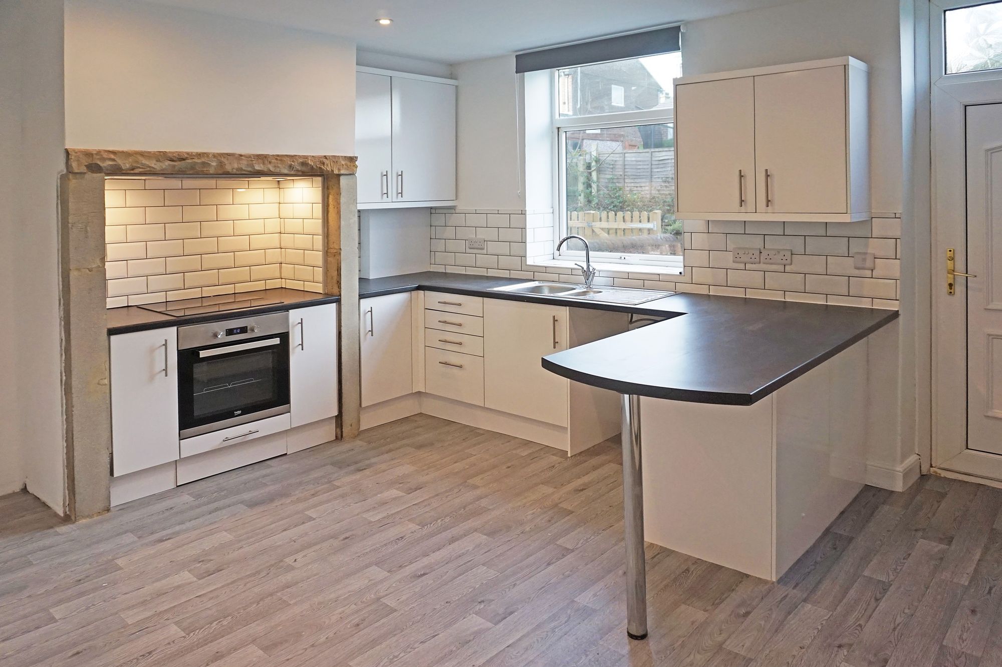 2 bed mid-terraced house to rent in Railway Terrace, Bradford 4