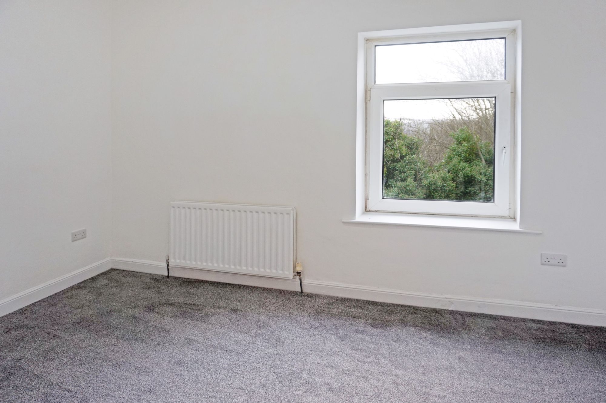 2 bed mid-terraced house to rent in Railway Terrace, Bradford 6