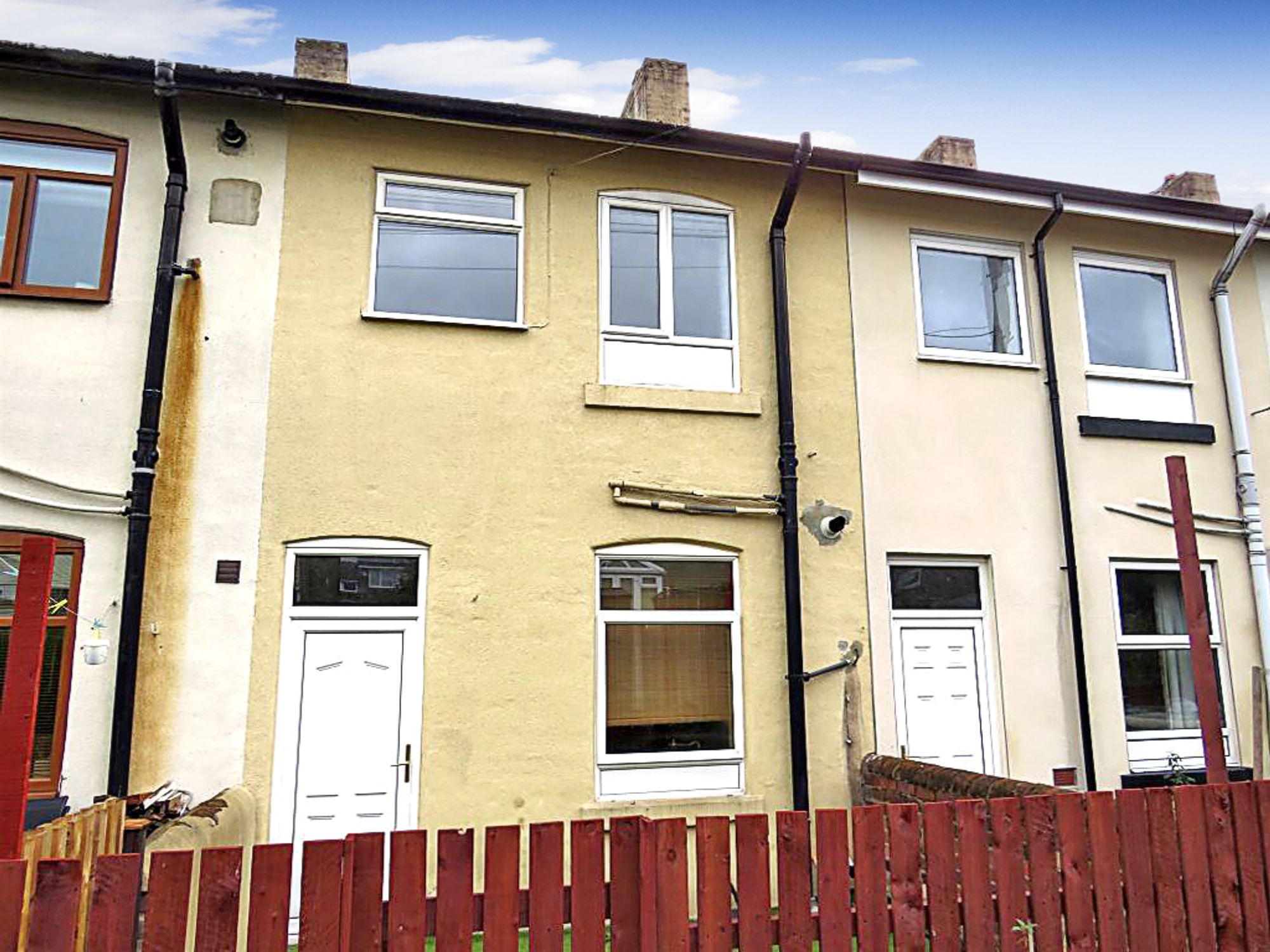 2 bed mid-terraced house to rent in Railway Terrace, Bradford 17