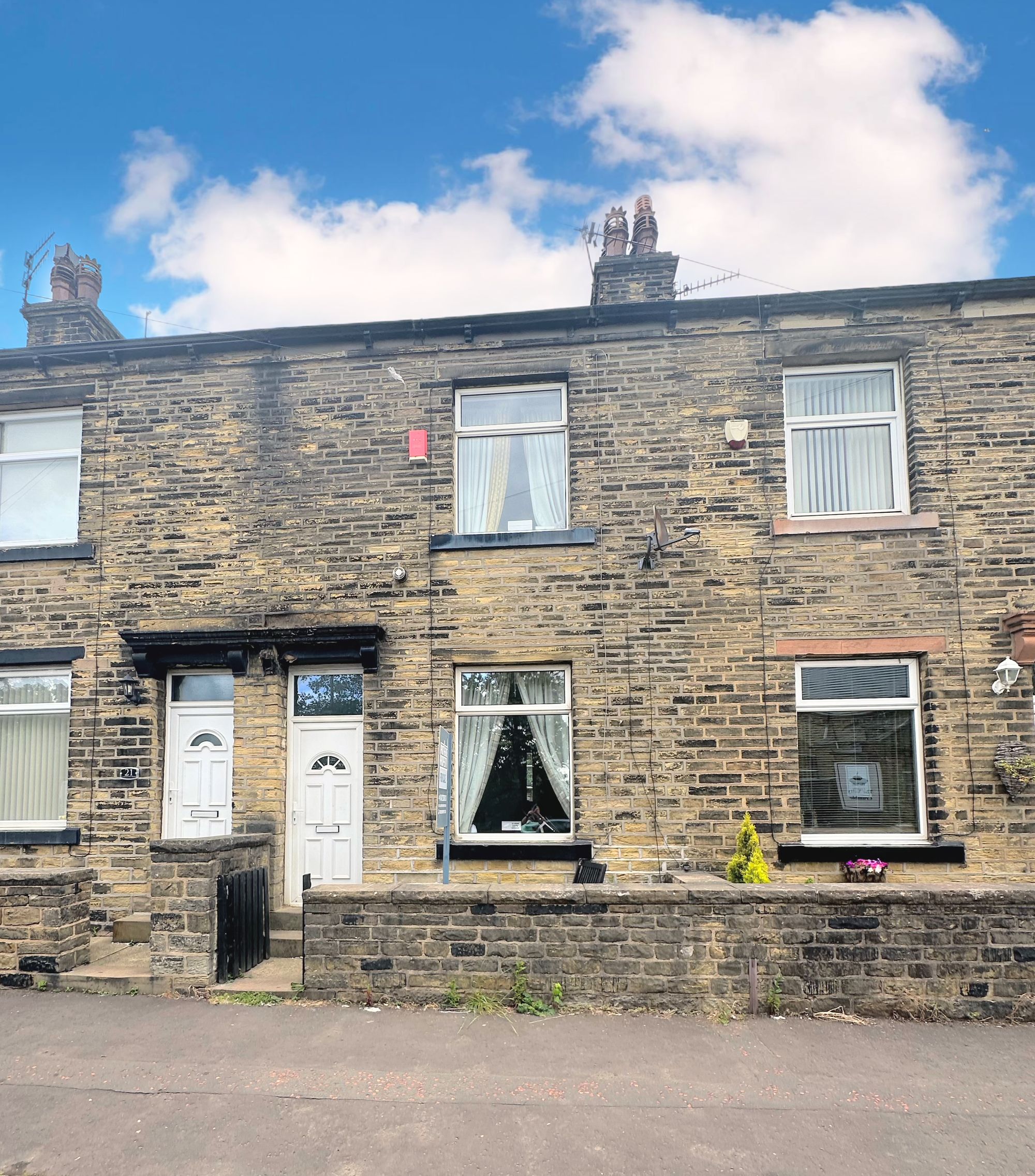 2 bed mid-terraced house for sale in Claremount Road, Halifax  - Property Image 1
