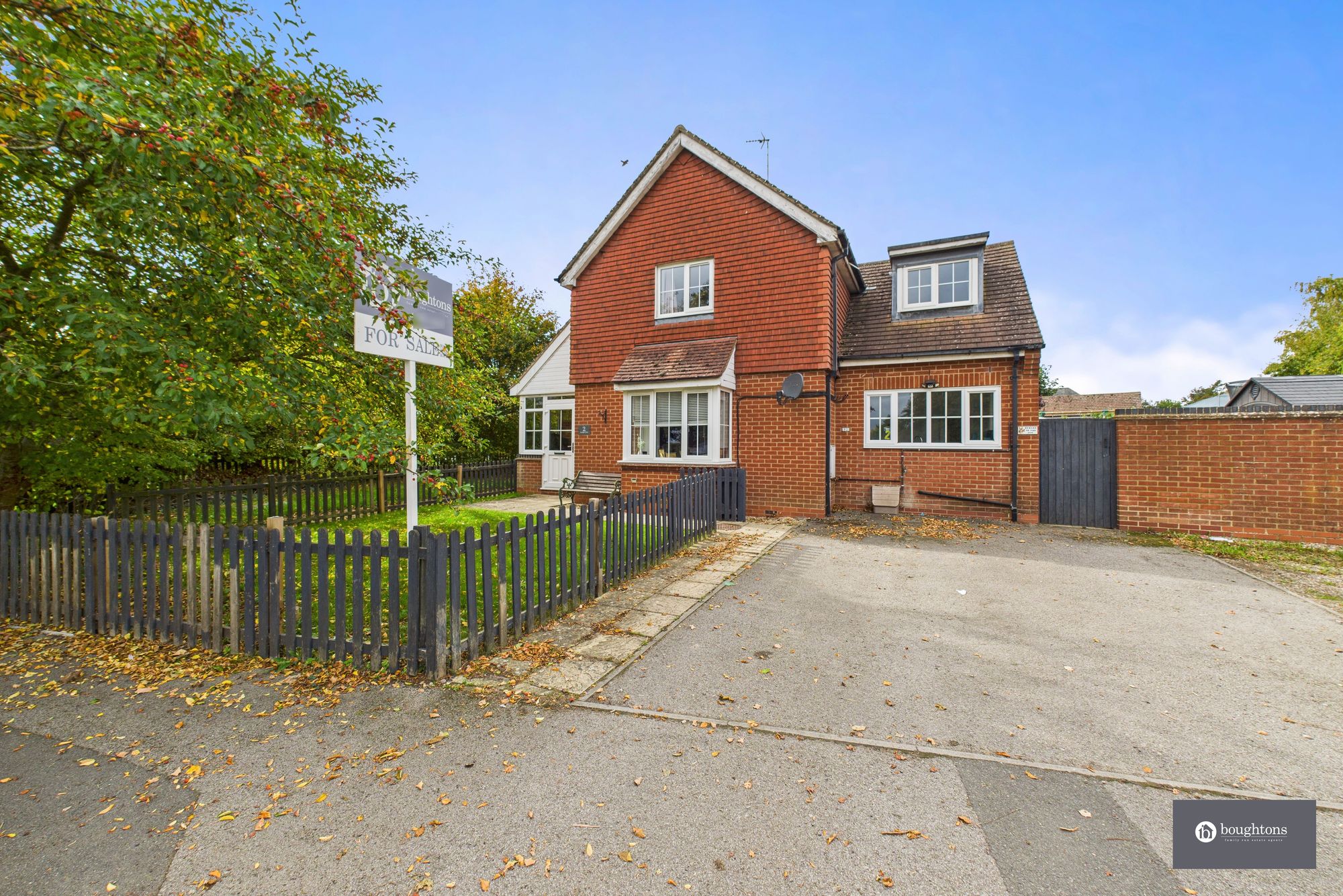 5 bed detached house for sale in Grainge Close, Brackley - Property Image 1