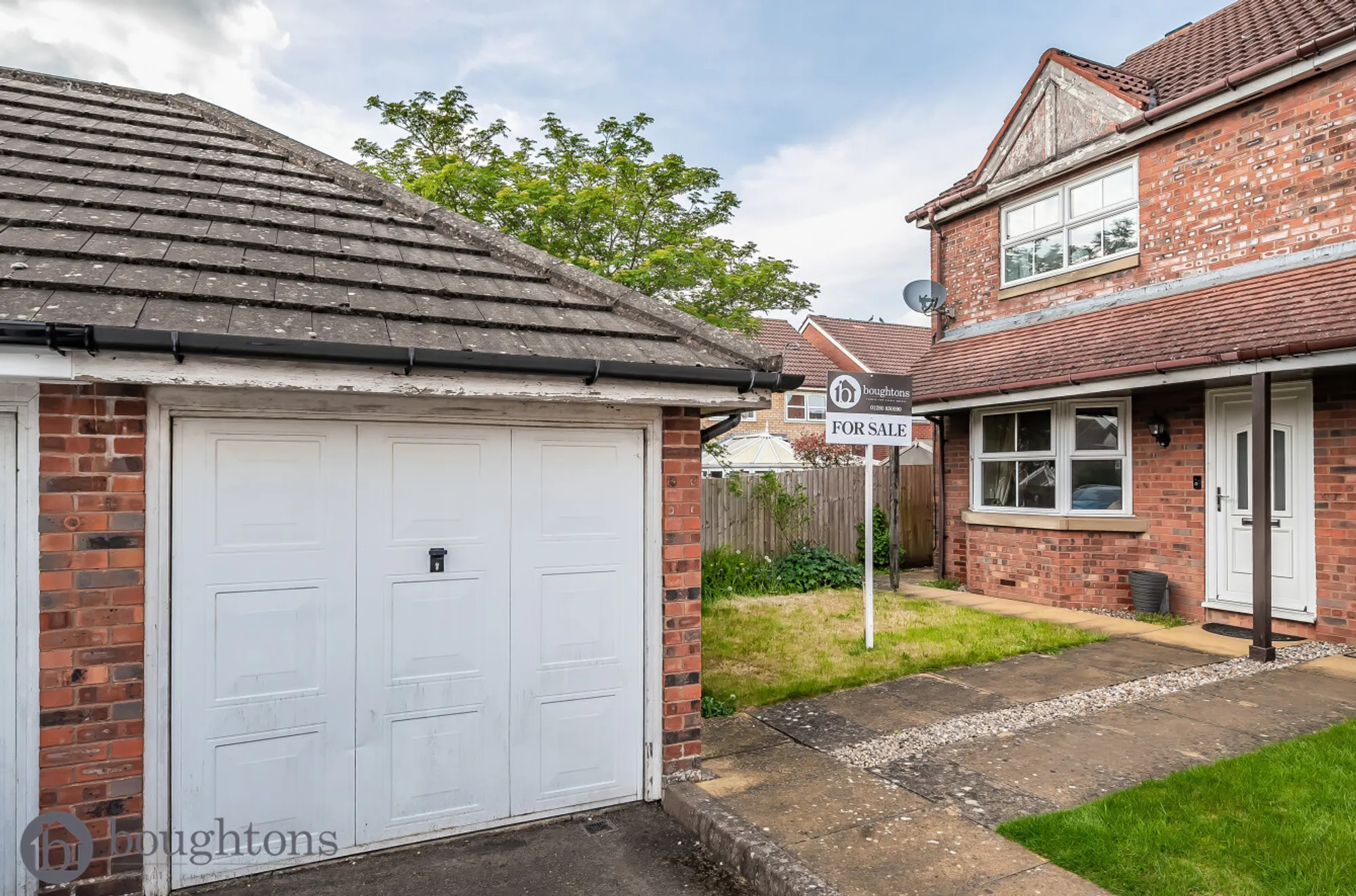 3 bed end of terrace house for sale in Sandringham Close, Brackley  - Property Image 1