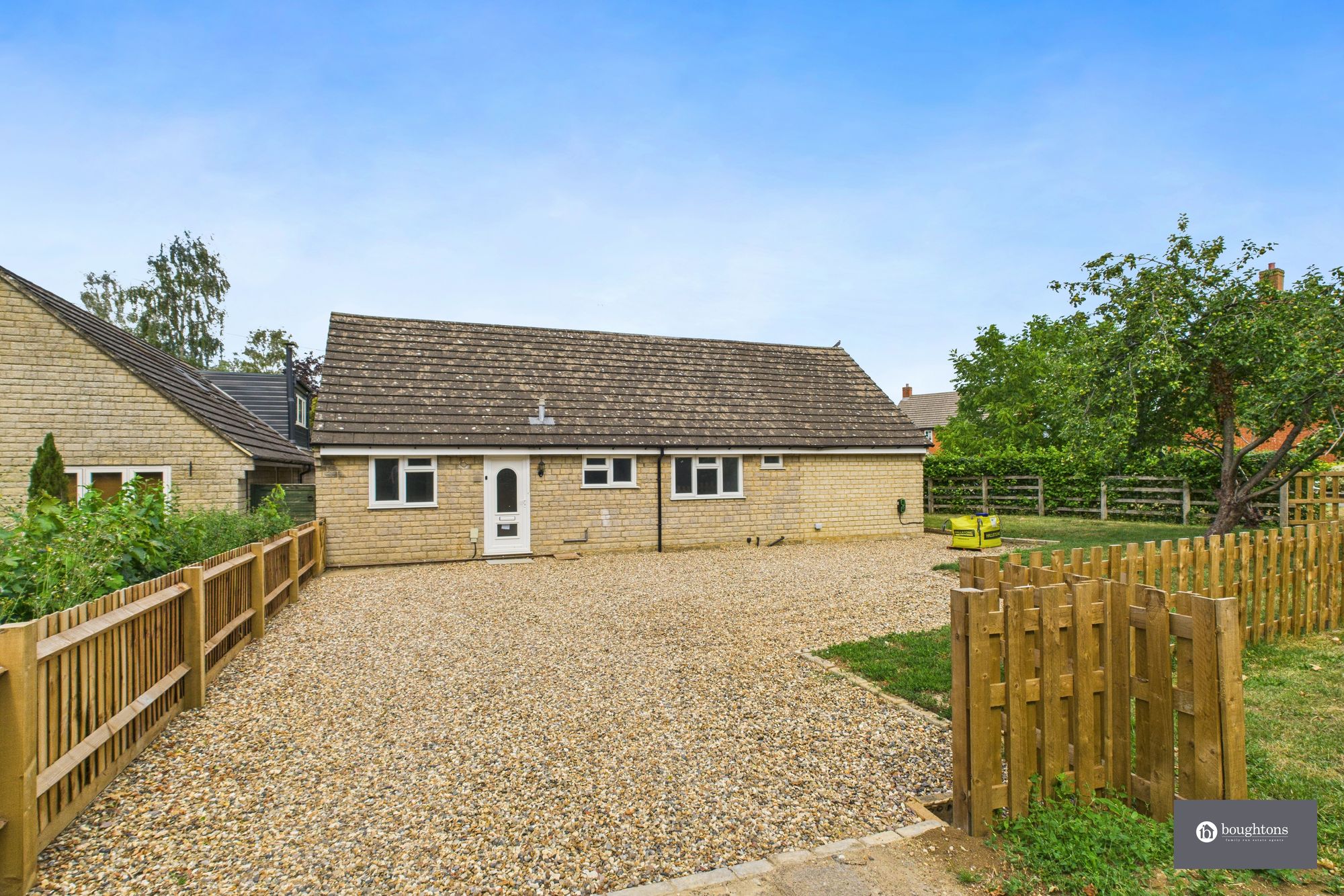4 bed detached bungalow for sale in Brackley Road, Brackley, NN13