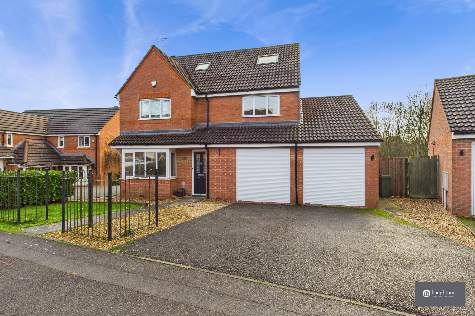 6 bed detached house for sale in Aris Way, Buckingham, MK18  - Property Image 1
