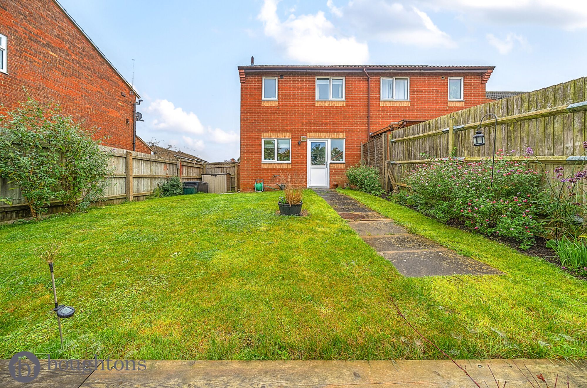 2 bed semi-detached house for sale in Stuart Road, Brackley  - Property Image 2