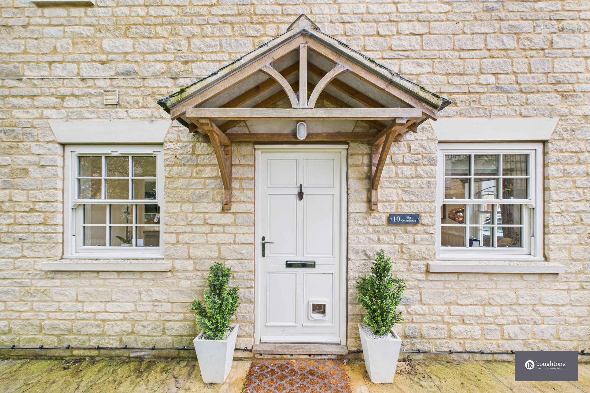 4 bed semi-detached house for sale in Sycamore Close, Brackley, NN13  - Property Image 2