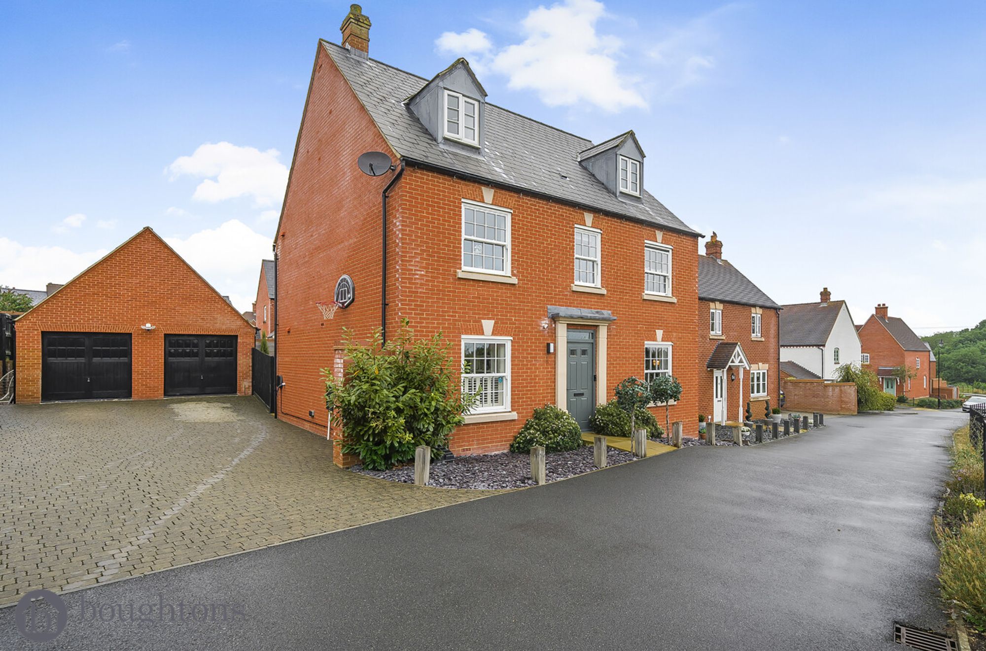 5 bed detached town house for sale in Flanders Way, Brackley  - Property Image 1