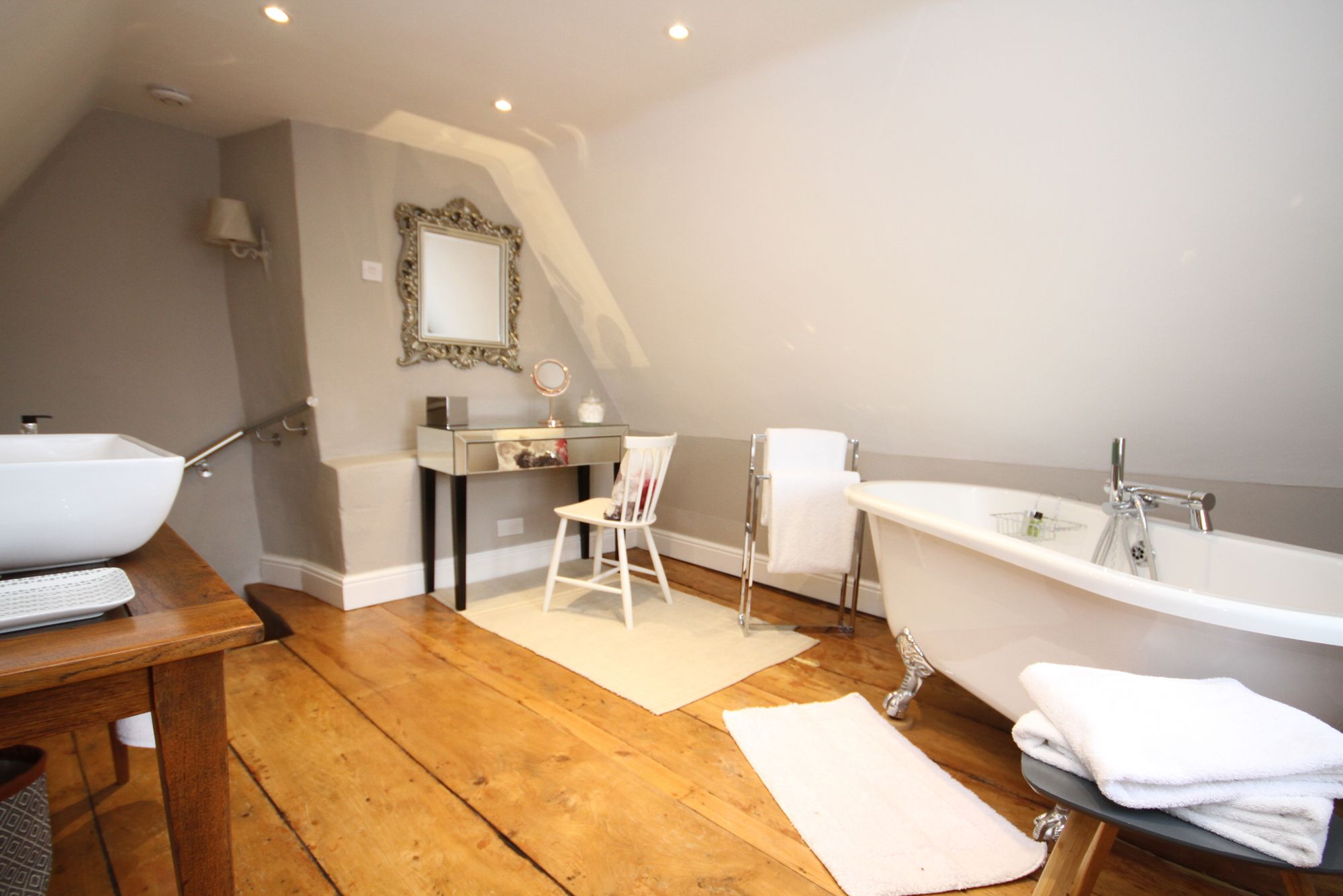 1 bed semi-detached house for sale in The Square, Banbury  - Property Image 1